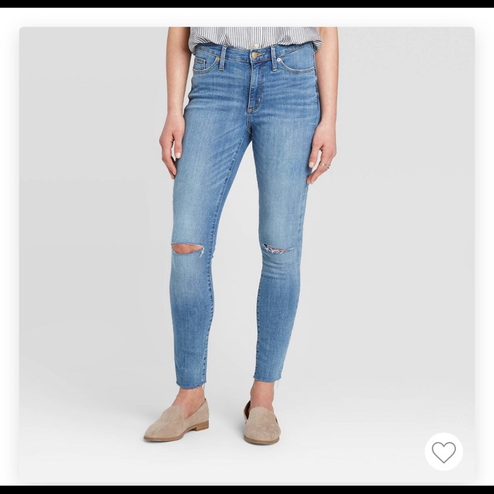 Mid-Rise Distressed Jeans w/ frayed ankle